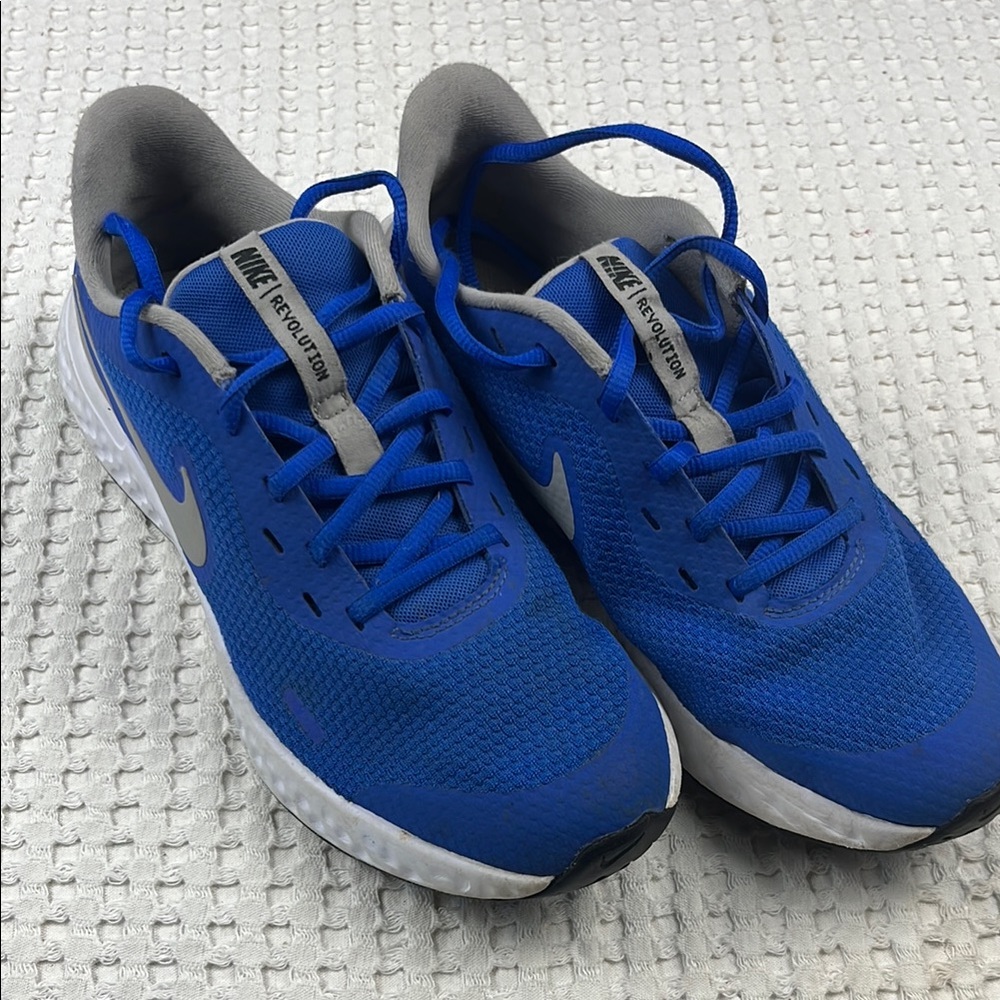Nike Revolution Youth Size 6 Blue Running Shoes Pre Owned